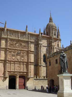 Patio de escuelas, con estatua de Fray Luis de León, rectorado y fachada rica; y, en la parte posterior: Catedral nueva